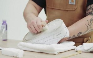 Що робити, якщо білі кросівки пожовтіли: прості способи почистити взуття