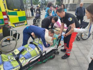 Понад 120 лежачих, маломобільних, глухонімих та незрячих мешканців Бахмута доправили до безпечних місць