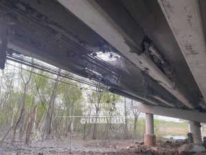 Разрушенн автомобильный мост через Северский Донец в районе Райгородка