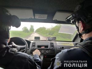 Поліцейські доставили гуманітарну допомогу мешканцям сіл поблизу Лиману