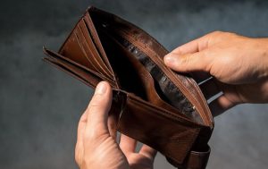 Нешкідливі побутові звички, які крадуть гроші з вашого гаманця