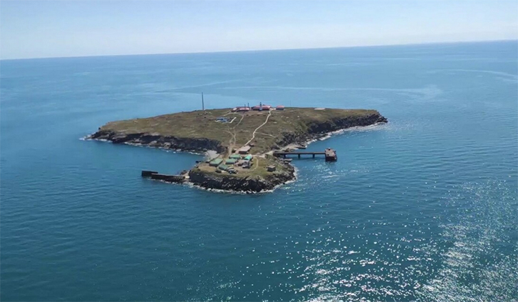 На острові Зміїний знищили російський вертоліт з десантом (ВІДЕО)