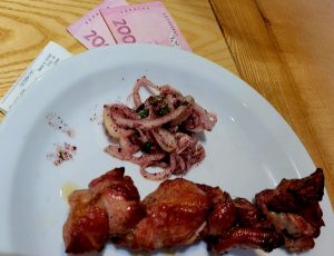 У Херсоні невідомі розстріляли окупантів, які замовили шашлики у місцевому закладі