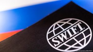 Три крупнейших российских банка сегодня отключают от SWIFT