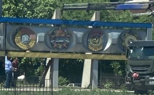 В Краматорске декоммунизировали ордена со стелы завода НКМЗ