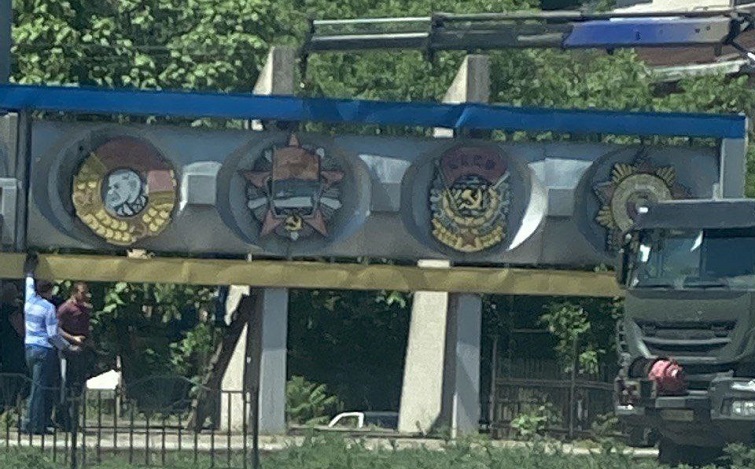 В Краматорске декоммунизировали ордена со стелы завода НКМЗ