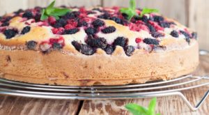 Готовим бюджетный десерт — пирог с шелковицей