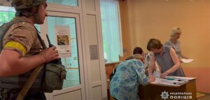 На Донеччині пенсії в районах бойових дій доставляють поліцейські