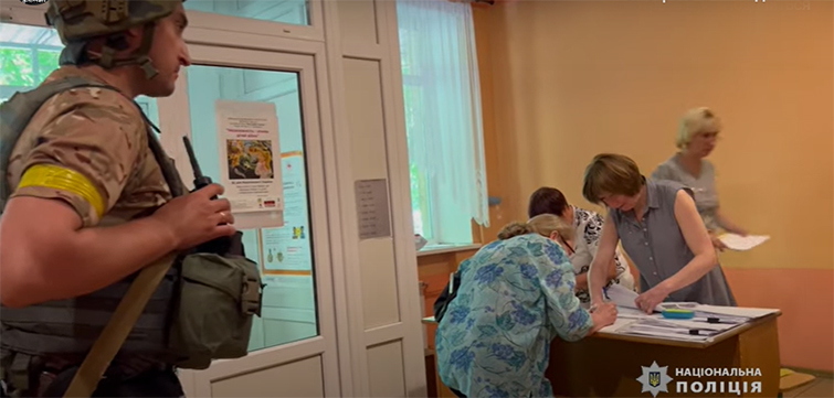 На Донеччині пенсії в районах бойових дій доставляють поліцейські