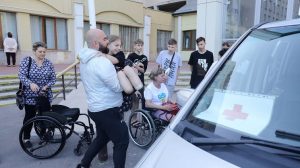 Мама и дочь, потерявшие ноги из-за ракетного обстрела Краматорска, отправились на лечение в США