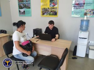 У хабі “Я – Маріуполь” фахівці центру зайнятості допомагають переселенцям знайти роботу