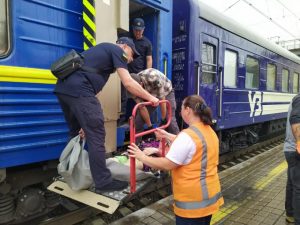 На залізничному вокзалі Покровська рятувальники допомогли в евакуації 550 цивільним