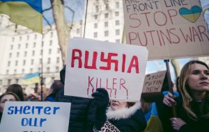 Переселенці всередині країни зможуть змінити адресу фактичного місця проживання та стати на облік для виплати допомоги від держави у застосунку «Дія».  Про це повідомили у Міністерстві з питань реінтеграції тимчасово окупованих територій.  Міністерство со