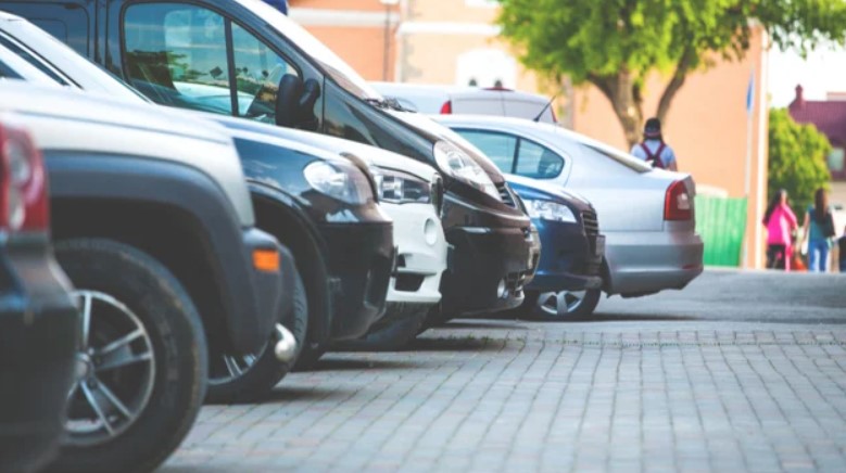 За яких умов можна паркуватись на тротуарі