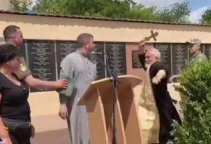 Священник Московського патріархату влаштував бійку на похоронах загиблого бійця (відео)
