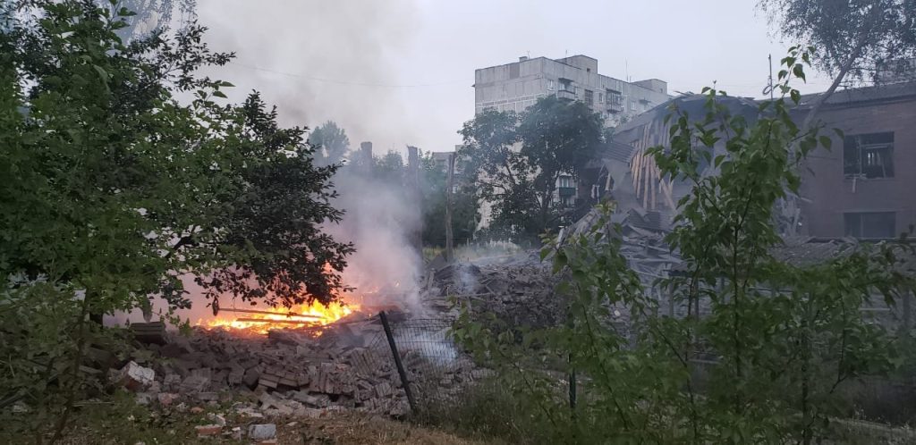 Росіяни продовжують цілеспрямовано бити по житлових кварталах та цивільній інфраструктурі Донеччини. Оперативна обстановка від Павла Кириленка
