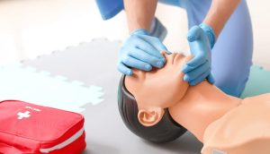 Як надати першу домедичну допомогу та чого робити не можна в жодному разі