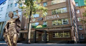 Державний податковий університет тримає двері відкритими для всіх охочих. Адже це – ваше майбутнє. А ви – майбутнє нашої країни!