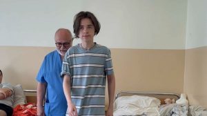 П’ятнадцятирічного Артема, який отримав поранення під час обстрілу залізничного вокзалу у Краматорську, прооперував італійський хірург Роберто Брамбілла