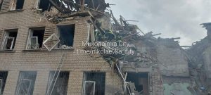 В Миколаївці пошкоджені школа-інтернат та будинок: під завалами можуть бути люди