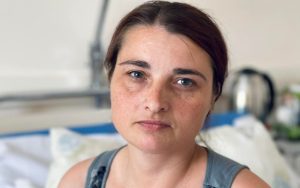 Ракетний вибух забрав життя чоловіка і 13-річного сина: у Львові витягли з “того” світу поранену 40-річну Оксану з Лиману