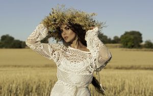 Настя Каменських чуттєво заспівала про силу любові українських жінок у новому треку – відео