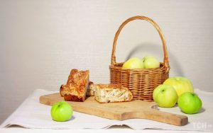 Шарлотка з білим наливом: смачний і простий рецепт від шефкухаря Євгена Клопотенка