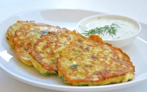 Рецепт дня: кабачкові оладки із сиром на сковороді