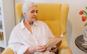 Хто зможе вийти на пенсію за віком достроково: названо умови