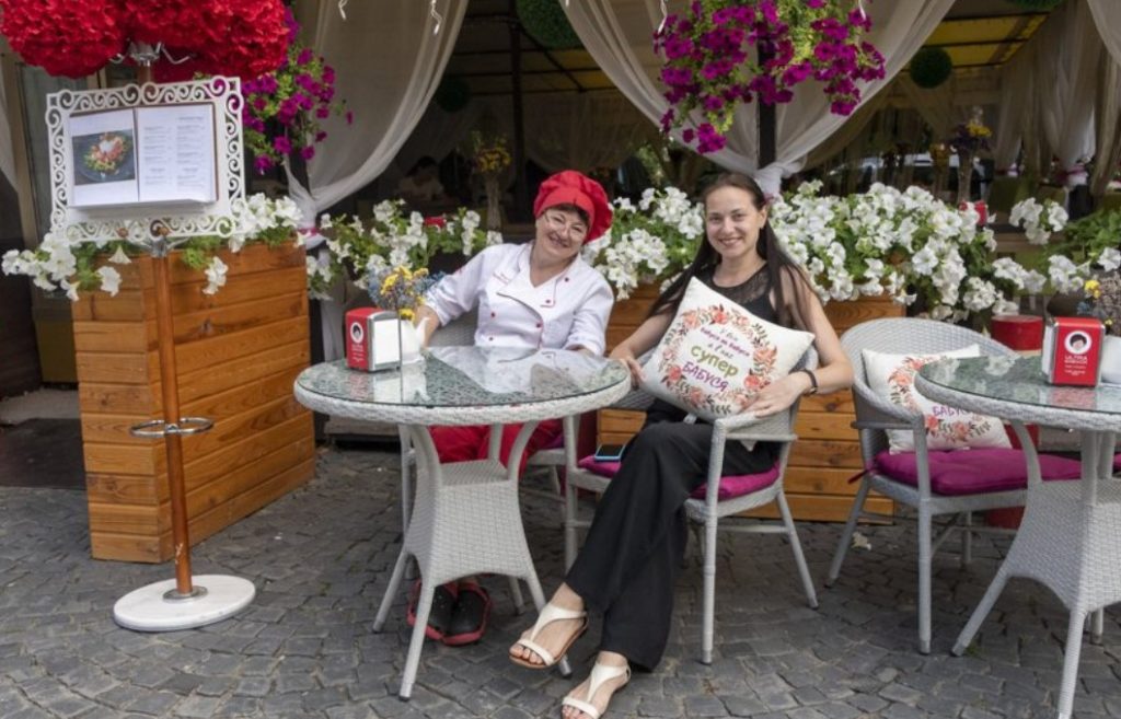 У Чернівцях переселенка відкрила кафе – обладнання та працівників перевезла зі Слов’янська