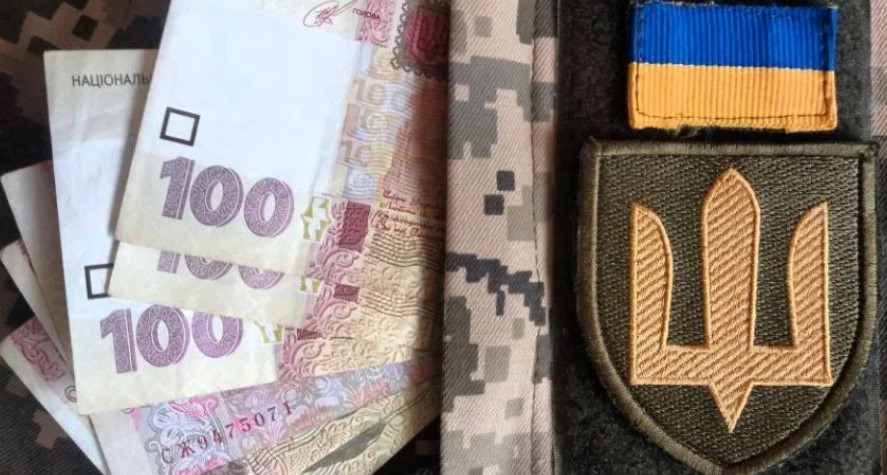 Скільки платять військовим на передовій та поза зоною бойових дій (інфографіка)