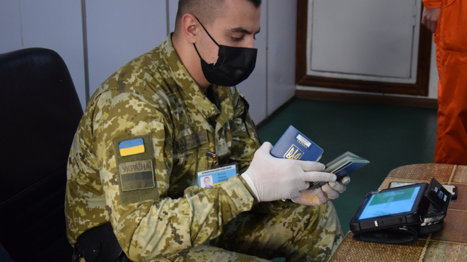 Виїзд чоловіків, які прийняті на тимчасовий консульський облік за кордоном: роз’яснення ДПСУ