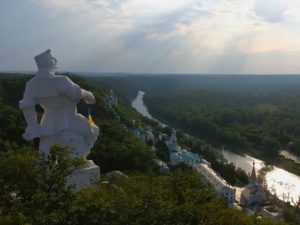 Над пам’ятником Артему: у Святогірську встановили український прапор