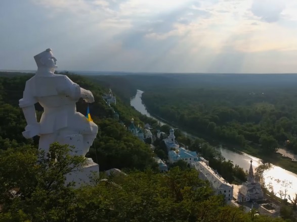 Над пам’ятником Артему: у Святогірську встановили український прапор