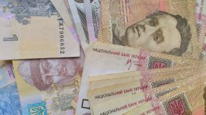 Чоловіки зможуть виїжджати за кордон під заставу 200 тисяч грн: які треба документи