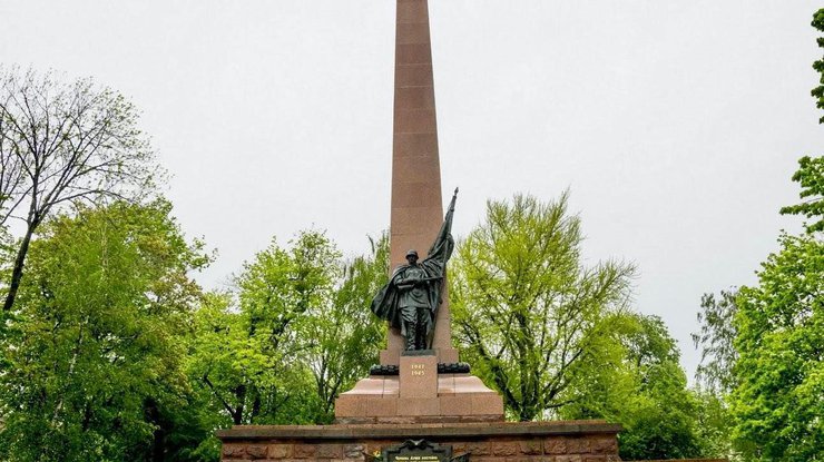 У Чернівцях приберуть радянські пам’ятники