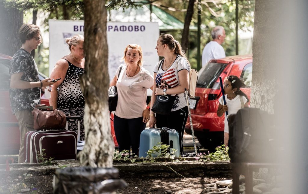 Далі своїм коштом. Де українським біженцям скасовують безплатне житло і медицину