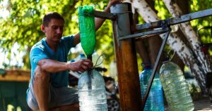 Носять по 100 літрів води і перуть у ставку. Як мешканці Слов’янська виживають у місті без води