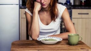 Війна та її вплив на харчову поведінку: чому одні люди товстішають, а інші худнуть, і що робити