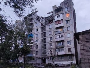 19 людей, серед яких двоє дітей, врятували вночі у Торецьку з розбитої рашистами багатоповерхівки