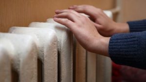 Українцям пропонують погасити комунальні борги та погрожують не розпочати опалювальний сезон: що робити