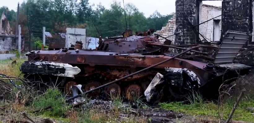 Спалені колони російської бронетехніки стоять на вулицях Святогірська