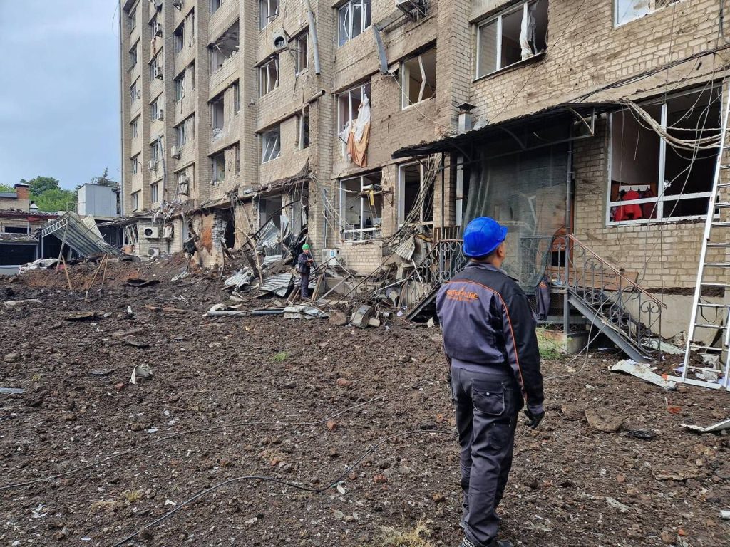 Последствия вчерашнего прилета по гостинице в Краматорске. Фото, видео