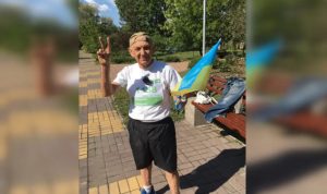 “Шаную воїнів, біжу за героя”: 70-річний викладач зі Слов’янська пробіг 2 кілометри в пам’ять про загиблого колегу