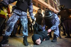 Мітинги проти мобілізації пройшли майже в 40 містах росії. Силовики затримали близько 1 300 осіб