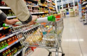 Українські біженці у Німеччині здивовані новими цінами на продукти: що подорожчало найбільше