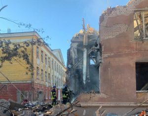 Под завалами могут быть люди: фото, видео с места обстрела в Славянске