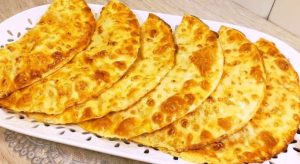 Соковиті домашні чебуреки із бездріжджового тіста: як посмажити без зайвої олії