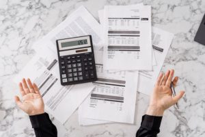 Українські біженці у Польщі мають сплачувати податки з українських доходів: для кого зроблять виняток