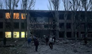 З’явилися фото зруйнованої школи у Миколаївці відразу після прильоту ракети